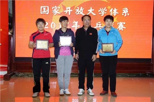 校长杯女单二等奖获奖者合影（右一许春霞校长，左一郭红霞副校长）